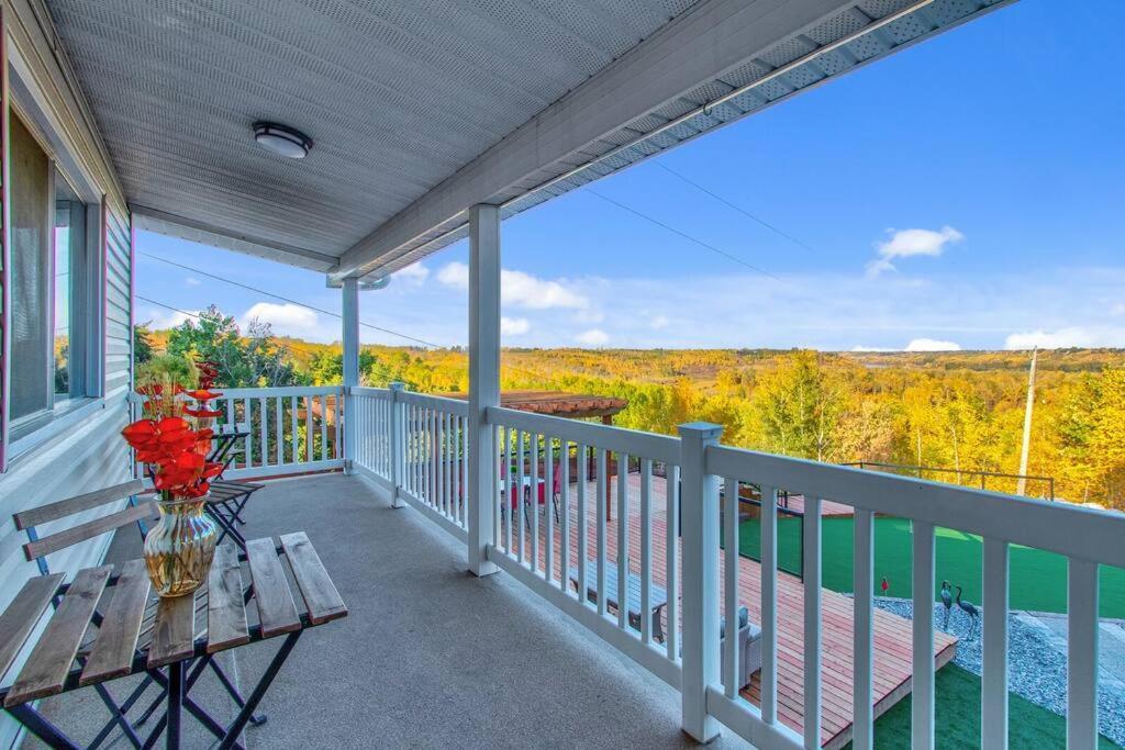 Stunning River View Home, King Bed, Golf, Firepit Apartment Edmonton